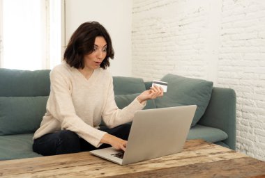 Kredi kartı ve dizüstü bilgisayar ile online alışveriş yapan çekici kadın. Mutlu internet moda ve satış, seyahat teklifleri ve gıda teslimat üzerinde giysi satın alma. E-ticaret ve teknoloji konseptinde