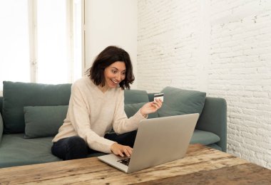 Kredi kartı ve dizüstü bilgisayar ile online alışveriş yapan çekici kadın. Mutlu internet moda ve satış, seyahat teklifleri ve gıda teslimat üzerinde giysi satın alma. E-ticaret ve teknoloji konseptinde