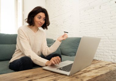 Kredi kartı ve dizüstü bilgisayar ile online alışveriş yapan çekici kadın. Mutlu internet moda ve satış, seyahat teklifleri ve gıda teslimat üzerinde giysi satın alma. E-ticaret ve teknoloji konseptinde