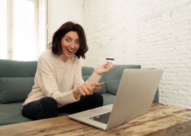 Kredi kartı ve dizüstü bilgisayar ile online alışveriş yapan çekici kadın. Mutlu internet moda ve satış, seyahat teklifleri ve gıda teslimat üzerinde giysi satın alma. E-ticaret ve teknoloji konseptinde