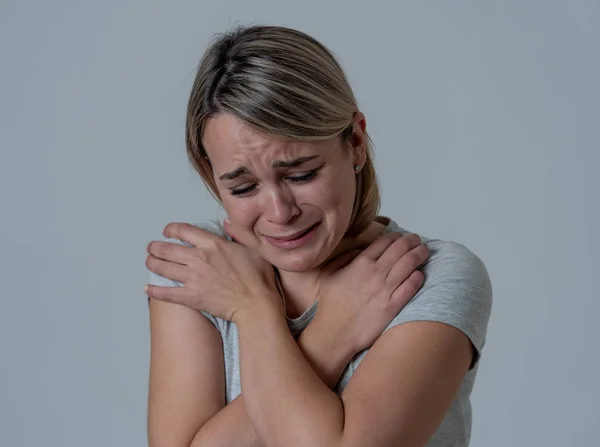 Retrato Una Joven Triste Mujer Deprimida Llorando Luciendo Miserable Desesperanzada — Foto de Stock