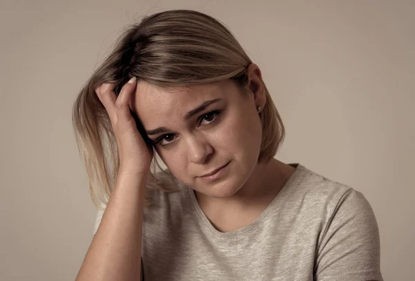 Close Retrato Jovem Mulher Triste Olhando Preocupado Sofrendo Dor Cabeça — Fotografia de Stock