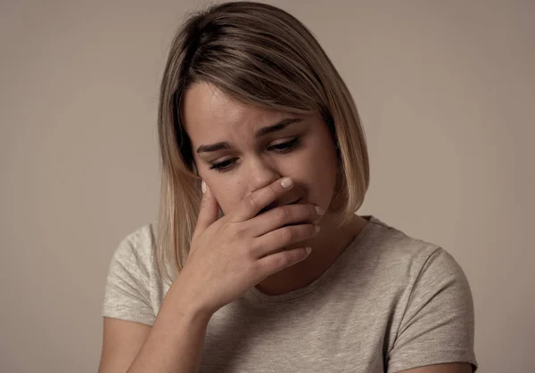 Retrato Perto Jovem Mulher Triste Séria Preocupada Parecendo Preocupada Deprimida — Fotografia de Stock