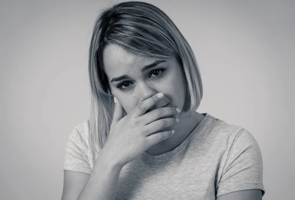 Retrato Preto Branco Jovem Mulher Triste Sério Preocupado Parecendo Preocupado — Fotografia de Stock