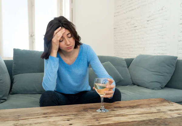 Retrato Mulher Deprimida Bebendo Copo Vinho Sozinha Casa Sentindo Angústia — Fotografia de Stock