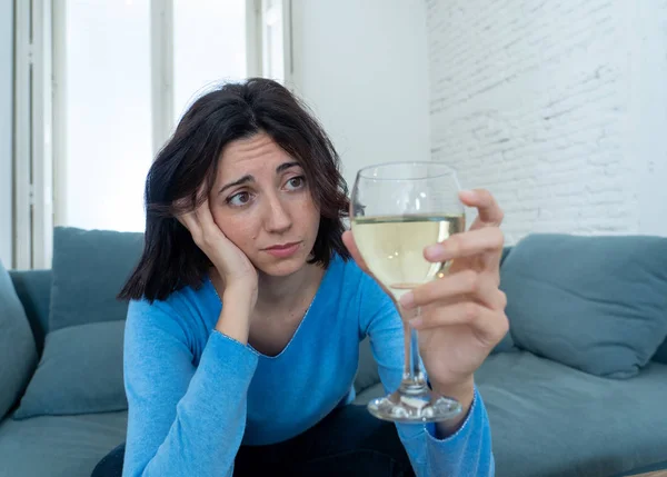 Portret Van Depressieve Vrouw Die Alleen Thuis Een Glas Wijn — Stockfoto