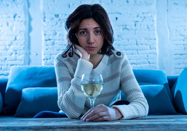 Retrato Una Mujer Deprimida Bebiendo Vaso Vino Sola Casa Sensación — Foto de Stock