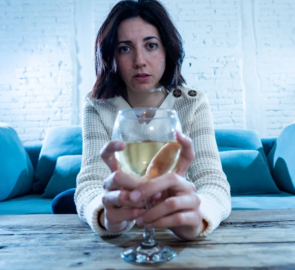 Porträt Einer Depressiven Frau Die Allein Hause Ein Glas Wein — Stockfoto