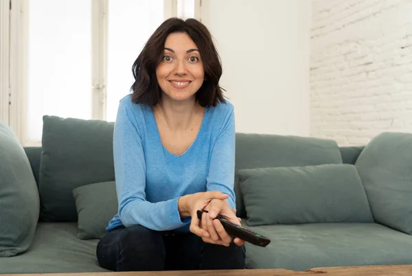 Mulher Feliz Sofá Com Controle Remoto Pronto Para Assistir Filme — Fotografia de Stock