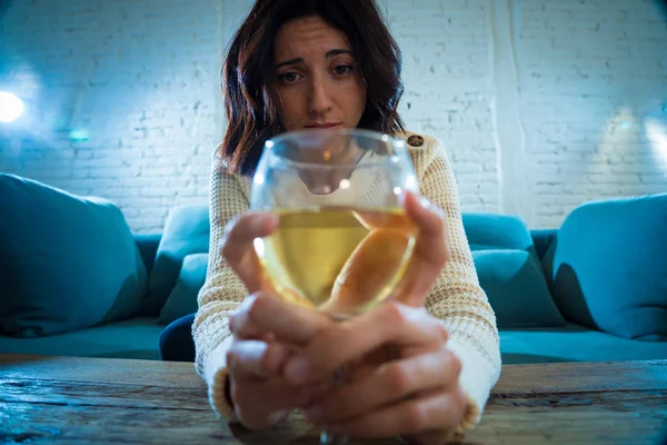 Porträt Einer Depressiven Frau Die Allein Hause Ein Glas Wein — Stockfoto