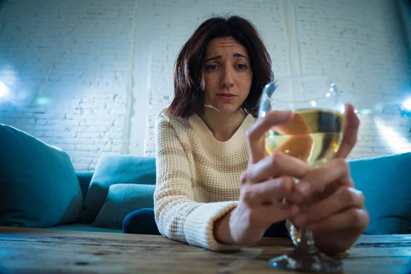 Ritratto Donna Depressa Che Beve Bicchiere Vino Sola Casa Sensazione — Foto Stock