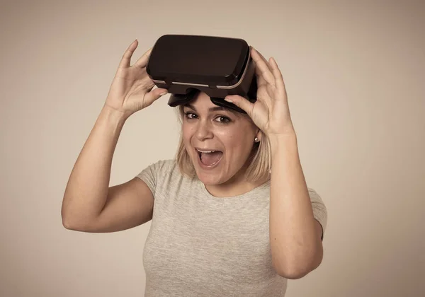 Zvídavé Ženy Šťastné Nadšené Používají Brýle Virtuální Reality Které Cítí — Stock fotografie