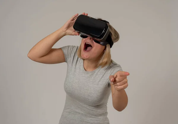 Udivená Žena Která Dostává Zkušenost Pomocí Brýlí Sluchátka Rozrušena Simulací — Stock fotografie