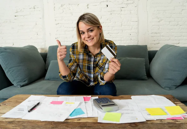 Attraktiv Entreprenör Hemmafru Kvinna Med Kredit Kort Lycklig Fri Från — Stockfoto