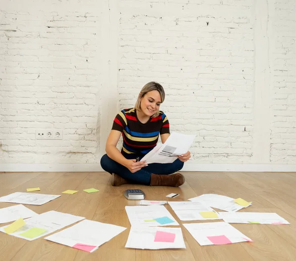 快乐的女企业家在地板上被文件计算预算和账单在新的工作室办公室 在小企业主 抵押贷款和货币财务规划概念中 — 图库照片
