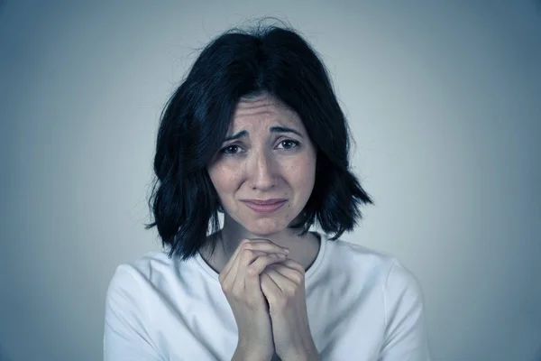 Nahaufnahme Porträt Einer Jungen Traurigen Frau Ernst Und Besorgt Besorgt — Stockfoto