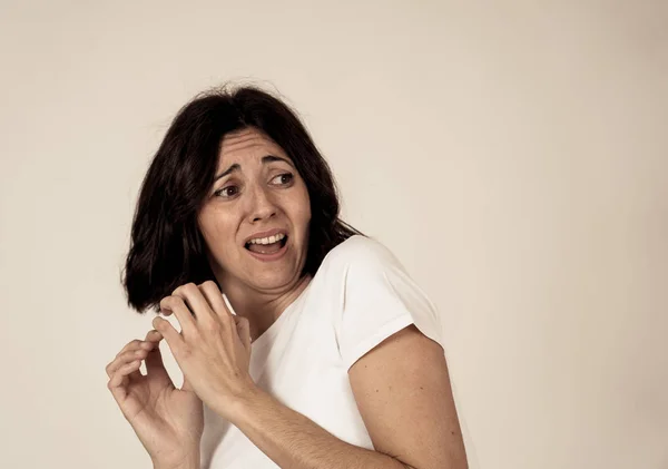 Close Young Woman Frightened Eyes Shocked Cowered Cringing Looking Terrified — Stock Photo, Image