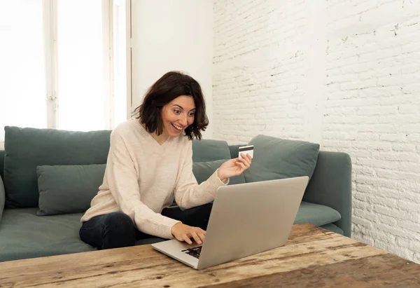 Приваблива Жінка Робить Онлайн Покупки Кредитною Карткою Ноутбуком Щасливі Покупки — стокове фото