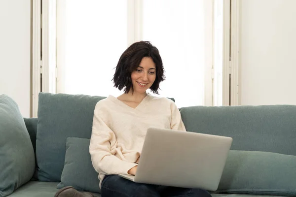 Retrato Estilo Vida Una Atractiva Mujer Relajada Usando Computadora Portátil — Foto de Stock