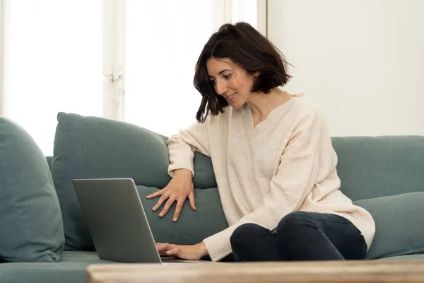 Lifestyle Porträt Einer Attraktiven Entspannten Frau Die Ihren Computer Laptop — Stockfoto