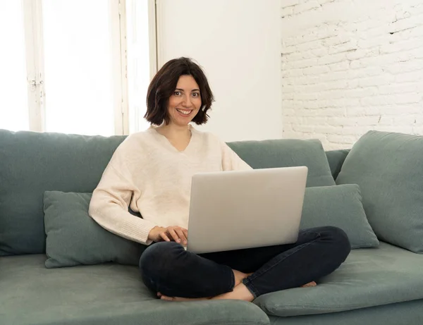 Retrato Estilo Vida Una Joven Mujer Atractiva Relajada Usando Computadora —  Fotos de Stock