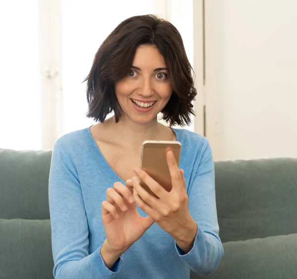 Estilo Vida Retrato Mulher Atraente Telefone Celular Inteligente Enviando Mensagens — Fotografia de Stock
