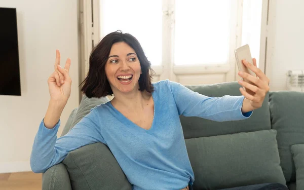 Mulher Atraente Tirando Uma Selfie Engraçada Celular Sorrindo Para Seus — Fotografia de Stock