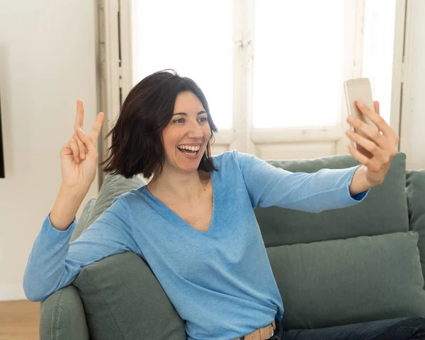 Attraktiv Kvinna Tar Rolig Selfie Mobiltelefon Leende För Hennes Anhängare — Stockfoto