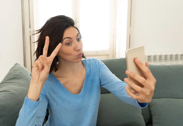Femme Attrayante Prenant Selfie Drôle Sur Téléphone Mobile Souriant Pour — Photo