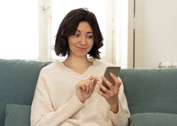 Životní Styl Portrét Přitažlivé Ženy Chytrých Mobilních Telefonátů Posílání Zpráv — Stock fotografie