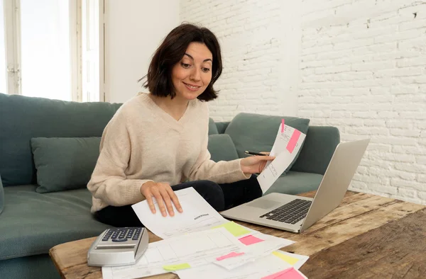 Feliz Ama Casa Mujer Emprendedora Pagando Facturas Calculando Costos Cargos — Foto de Stock