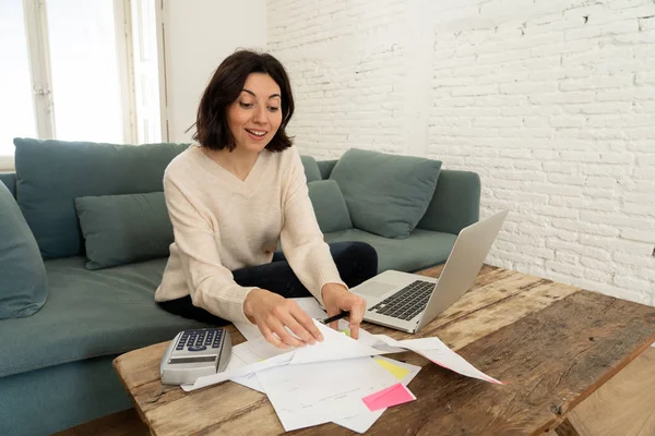 Feliz Ama Casa Mujer Emprendedora Pagando Facturas Calculando Costos Cargos — Foto de Stock