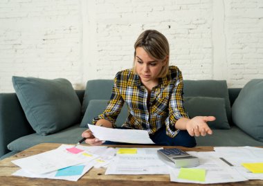 Endişeli ve umutsuz genç girişimci kadın muhasebe ev veya küçük iş finans hissi portresi borçları, faturaları, kira ve giderleri ödemek mümkün değil vurguladı. Finansal sorunlar.