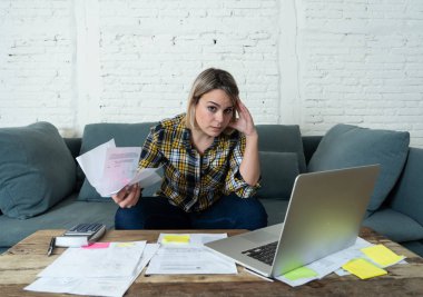Umutsuz genç kadın duygu portresi, borç, ipotek, kira ve giderleri ödemek mümkün değil online bankacılık muhasebe ev mali kontrol vurguladı. Faturaları ve mali sorunları ödeme.
