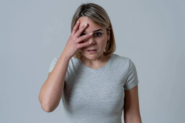 Feche Retrato Jovem Mulher Sentindo Medo Chocado Escondendo Seu Rosto — Fotografia de Stock