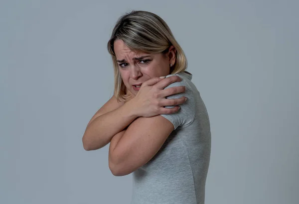 Feche Retrato Jovem Mulher Sentindo Medo Chocado Escondendo Seu Rosto — Fotografia de Stock