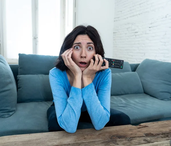 Livsstil Porträtt Ung Kvinna Känner Sig Rädd Och Chockad Hålla — Stockfoto