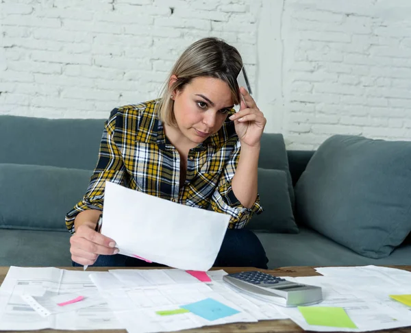 ストレスの心配と絶望的な若い女性の肖像は 会計ホームと中小企業の財政を管理します 起業家や金融問題を持つシングルマザー 借金や手形のコンセプトを支払うことで — ストック写真