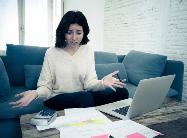 Besorgte Und Verzweifelte Frau Die Ihre Haushalts Und Geschäftsfinanzen Laptop — Stockfoto