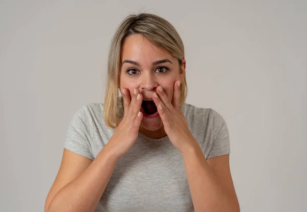 Porträt Einer Schönen Schockierten Frau Die Lotto Gewinnt Oder Mit — Stockfoto