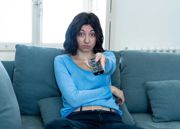 Wanita Muda Kesal Sofa Menggunakan Remote Control Yang Membosankan Dari — Stok Foto