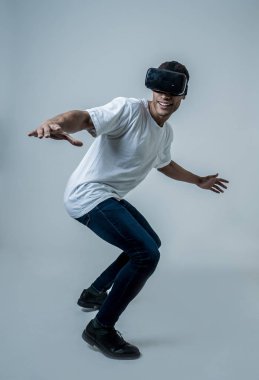 Artırılmış gerçeklik veya VR gözlük ile sörf hayran Afrikalı Amerikalı adam. 3D simüle dalgalar sürme eğlenmek. VR 'da yeni ve fütüristik teknoloji deneyimleri.