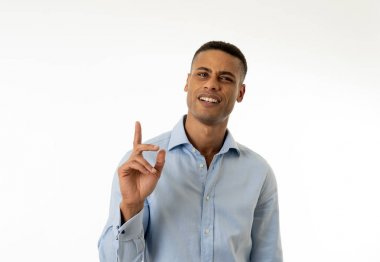 Küçük işletme sahibi, girişimci, insanlar ve başarı kavramı. Mutlu emin genç Afrikalı Amerikalı işadamı portre gülümsüyor ve gurur felling. Beyaz arka planda yalıtılmış.