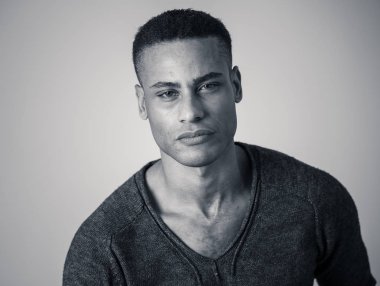 Güzel gözler ile seksi görünümlü nötr arka plana karşı Casual kıyafetler poz genç çekici şık Afrikalı Amerikalı adam model portre. Insanlar, güzellik ve moda konsepti.