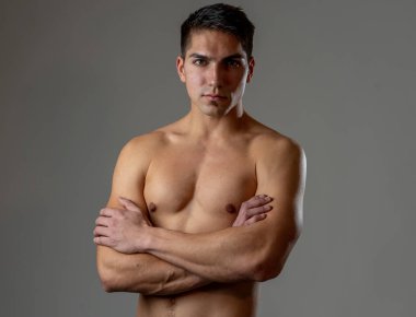 Güçlü yakışıklı atletik genç adam nötr arka planda izole. Karışık yarış Latin kaslı model Fitness pazarlama reklam için poz. Egzersiz, sağlıklı yaşam, egzersiz ve vücut bakımı.