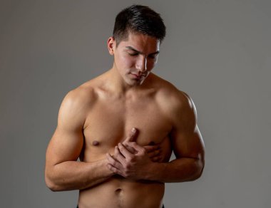 Genç güçlü uygun Latin karışık yarış adam göğüs ağrısı acı stüdyo çekim. Genç spor adam eğitim sırasında kalp krizi geçiriyor. Vücut ağrısı, tıp sağlık bakım ve egzersiz konsepti.