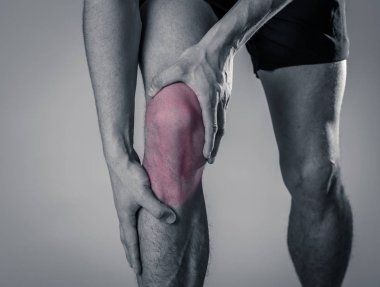 Genç fit adam kas yaralanması zarar kemik bacak ağrısı burkulma veya kramp çalışan egzersiz sırasında acı elleri ile diz tutarak. İçinde vücut ağrısı ve spor eğitim yaralanma ve vücut sağlık bakımı.