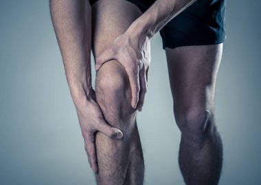 Genç fit adam kas yaralanması zarar kemik bacak ağrısı burkulma veya kramp çalışan egzersiz sırasında acı elleri ile diz tutarak. İçinde vücut ağrısı ve spor eğitim yaralanma ve vücut sağlık bakımı.
