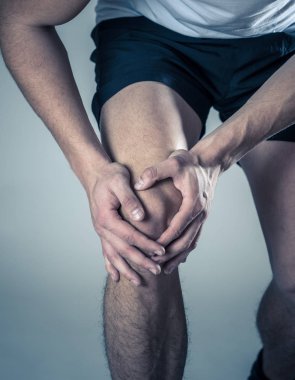 Genç fit adam kas yaralanması zarar kemik bacak ağrısı burkulma veya kramp çalışan egzersiz sırasında acı elleri ile diz tutarak. İçinde vücut ağrısı ve spor eğitim yaralanma ve vücut sağlık bakımı.