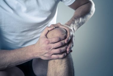 Genç fit adam kas yaralanması zarar kemik bacak ağrısı burkulma veya kramp çalışan egzersiz sırasında acı elleri ile diz tutarak. İçinde vücut ağrısı ve spor eğitim yaralanma ve vücut sağlık bakımı.